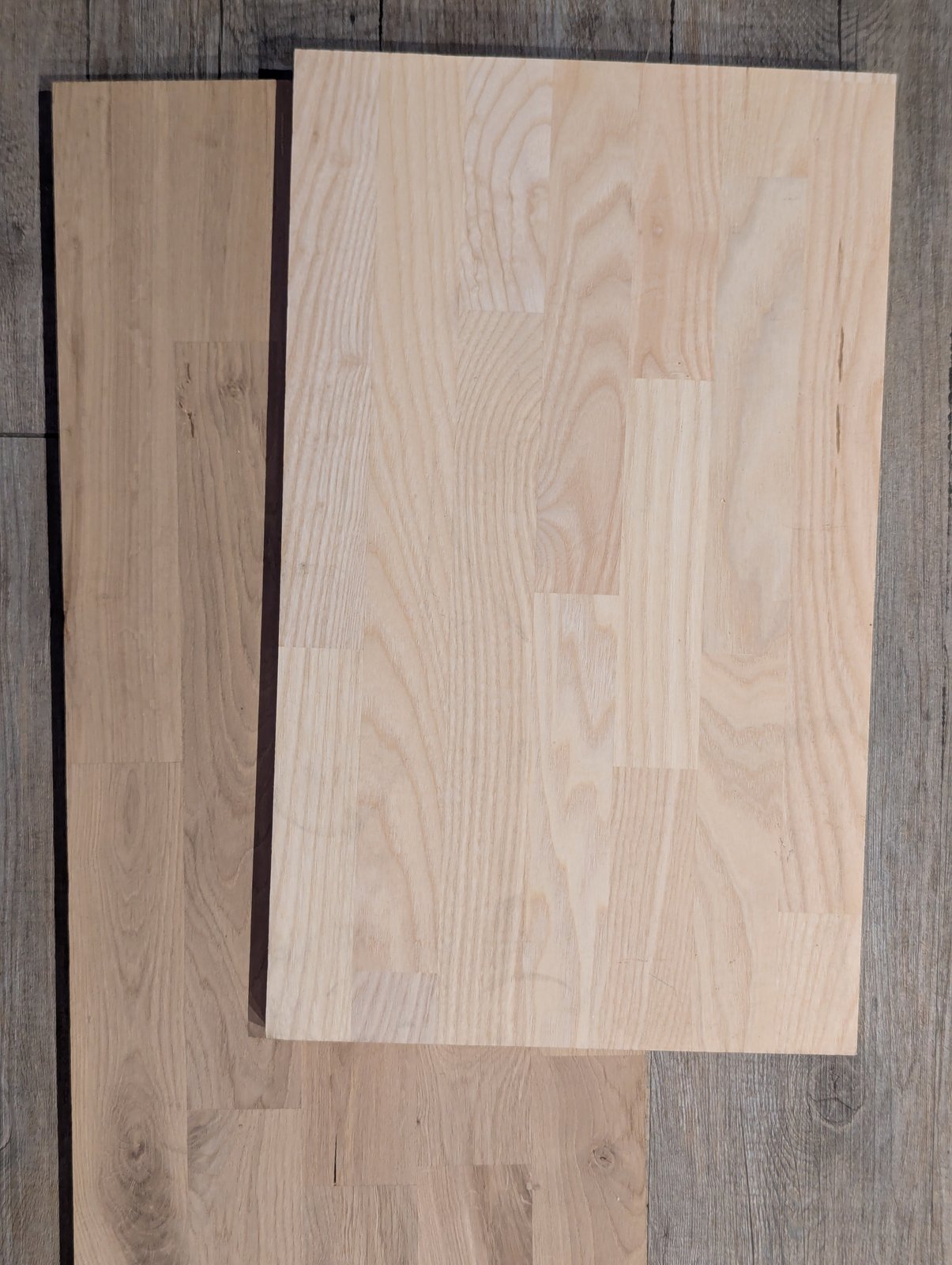 Deux planches de bois de teintes différentes : chêne et frêne.