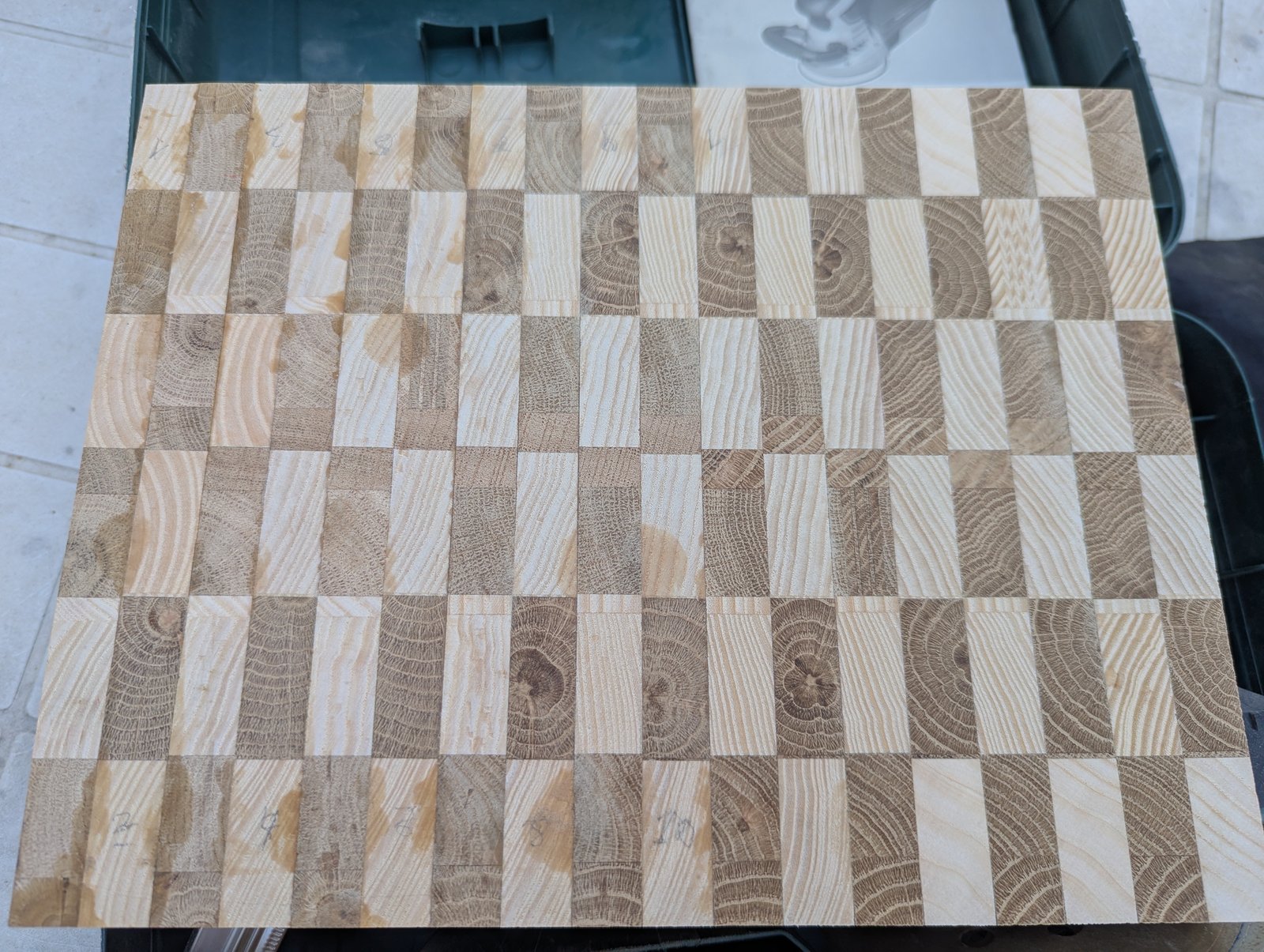 Vue de dessus du damier de bois, avec les cernes de chaque bloc visibles.